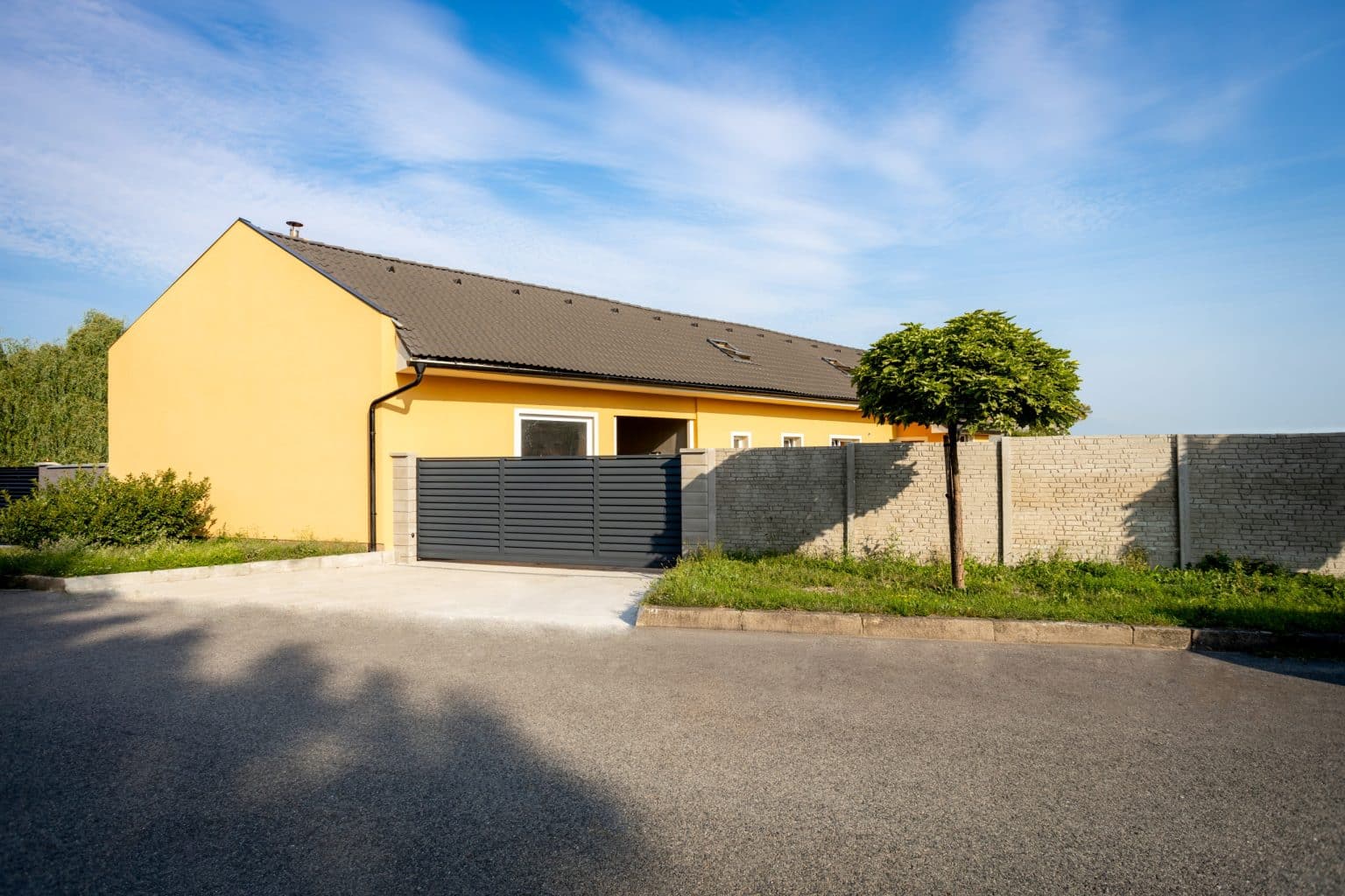 Hliníková samonosná posuvná brána LAMARK | Motiv Pamplona | Šedá antracitová barva | Zděné sloupky