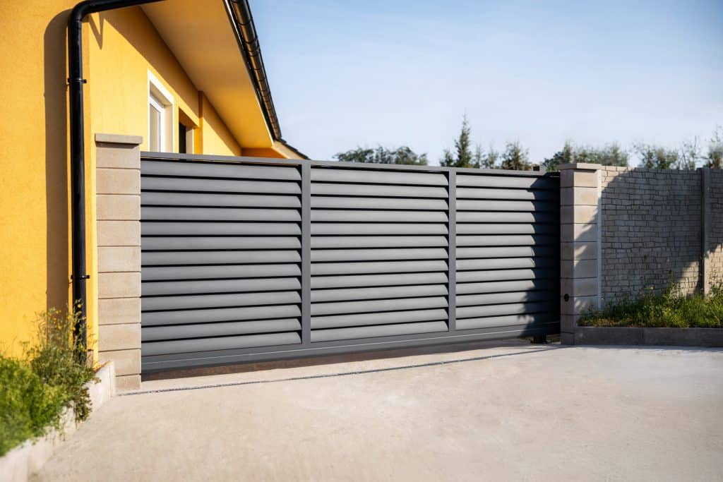 Hliníková samonosná posuvná brána LAMARK | Motiv Pamplona | Šedá antracitová barva | Zděné sloupky