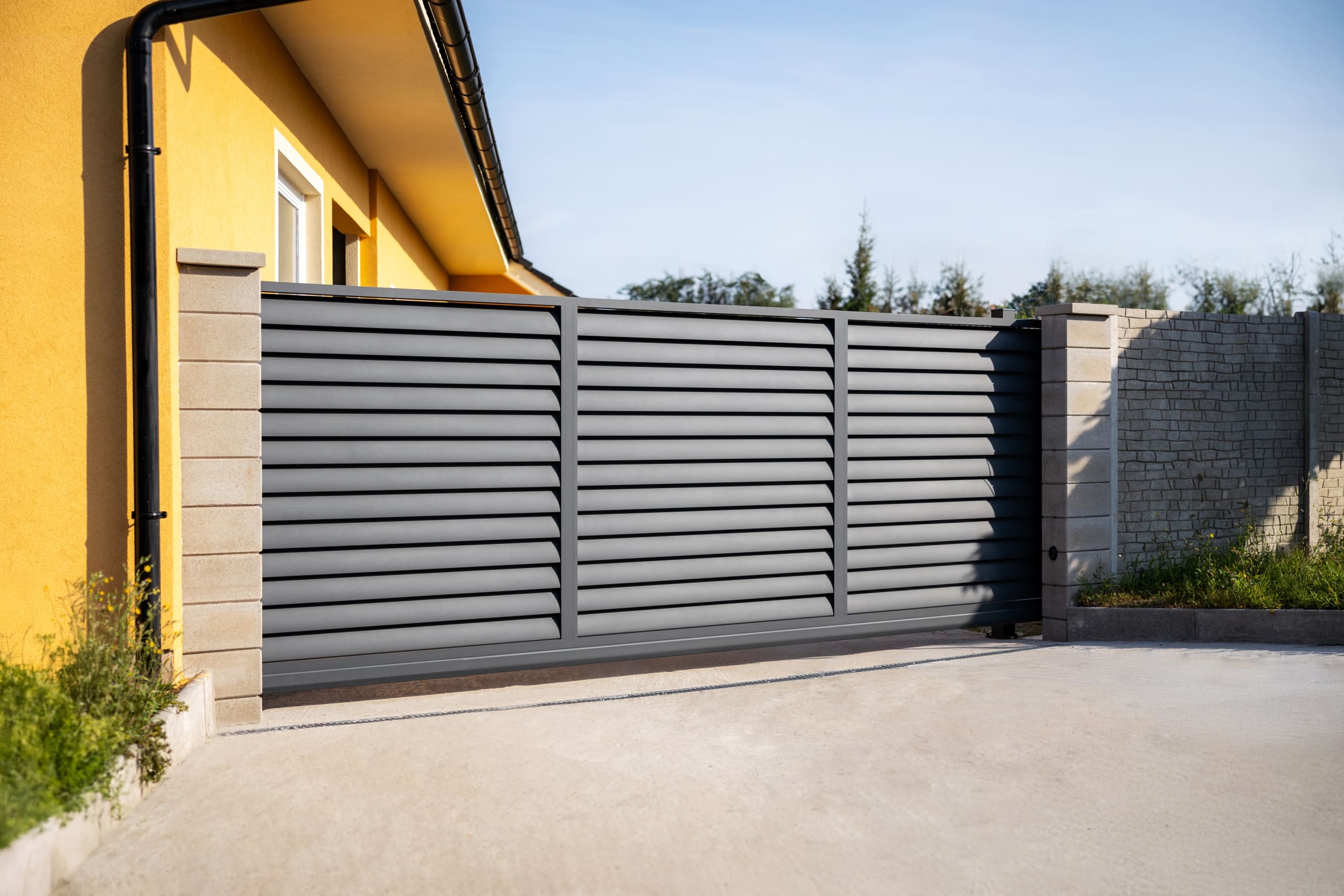 Hliníková samonosná posuvná brána LAMARK | Motiv Pamplona | Šedá antracitová barva | Zděné sloupky