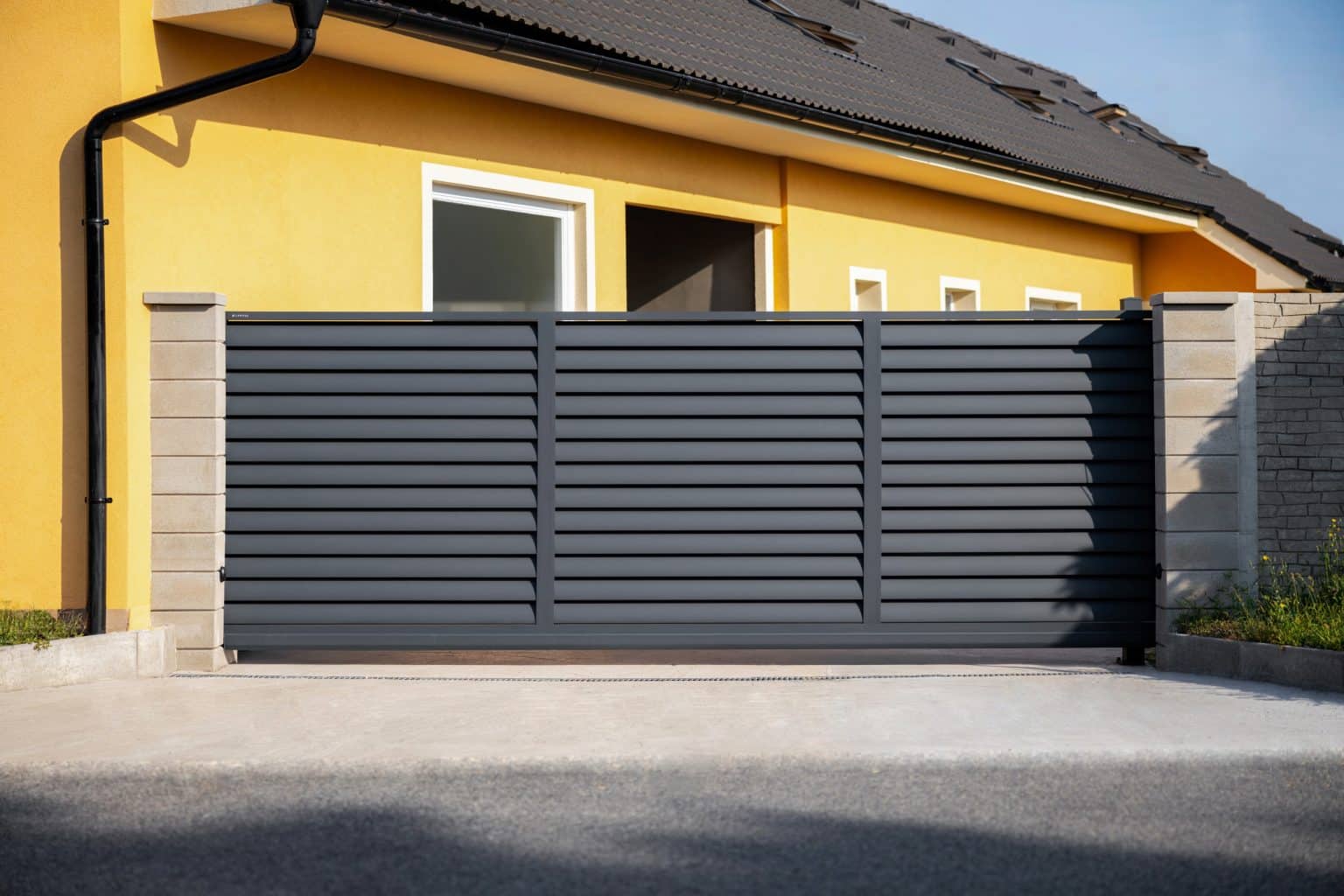 Hliníková samonosná posuvná brána LAMARK | Motiv Pamplona | Šedá antracitová barva | Zděné sloupky