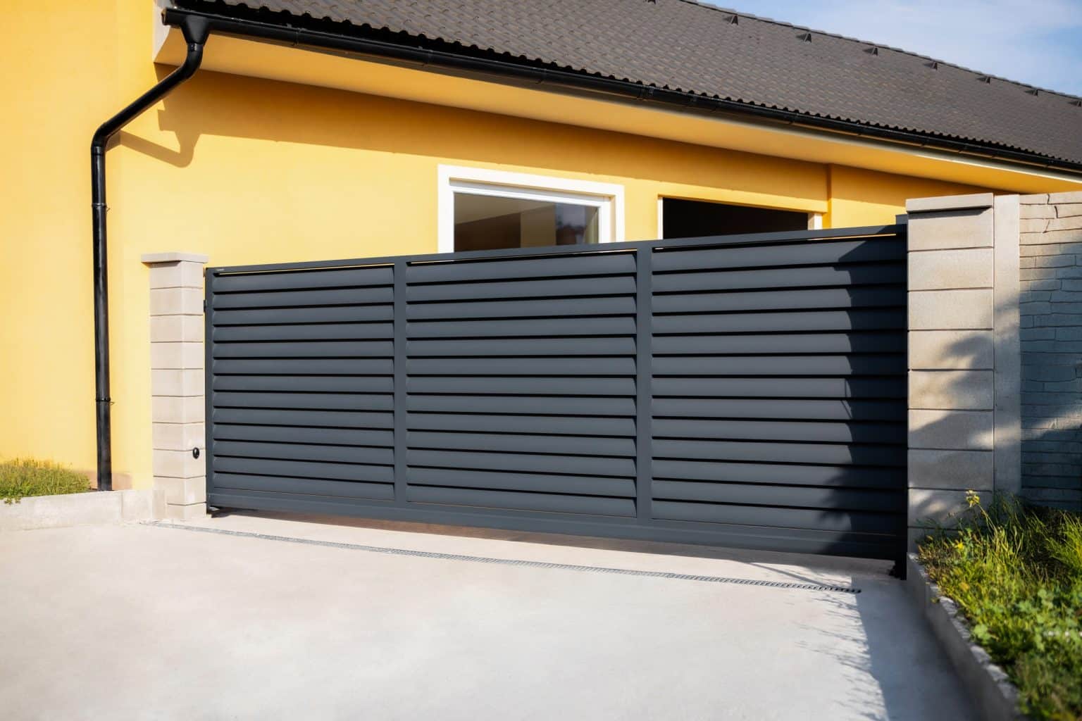 Hliníková samonosná posuvná brána LAMARK | Motiv Pamplona | Šedá antracitová barva | Zděné sloupky