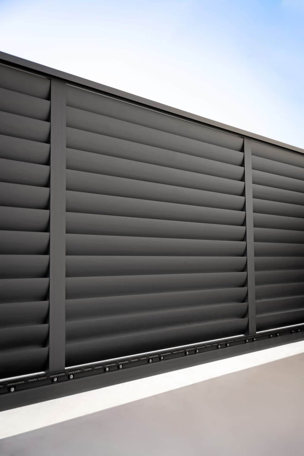 Hliníková samonosná posuvná brána LAMARK | Motiv Pamplona | Šedá antracitová barva | Zděné sloupky