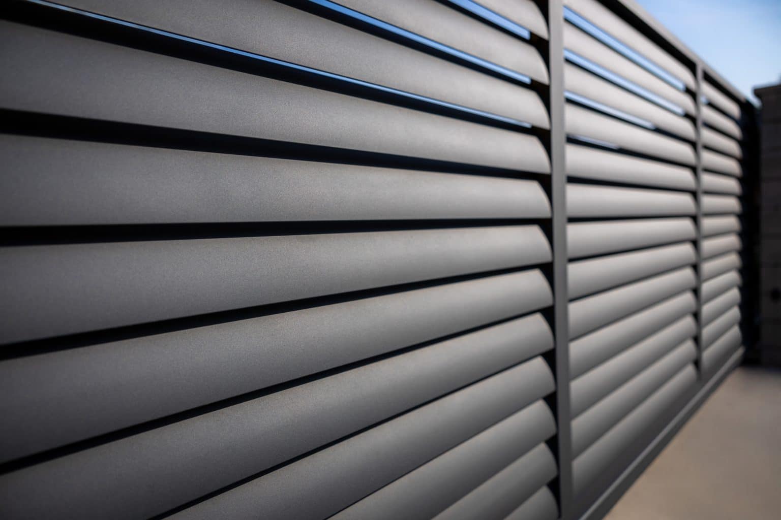 Hliníková samonosná posuvná brána LAMARK | Motiv Pamplona | Šedá antracitová barva | Zděné sloupky