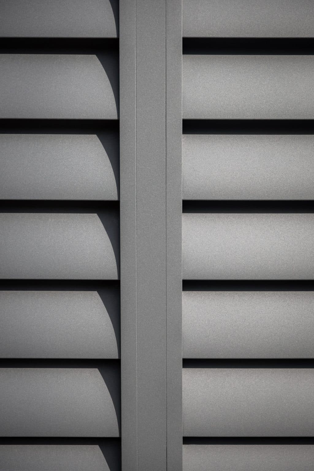 Detail hliníkové samonosné posuvné brány LAMARK | Motiv Pamplona | Šedá antracitová barva | Zděné sloupky