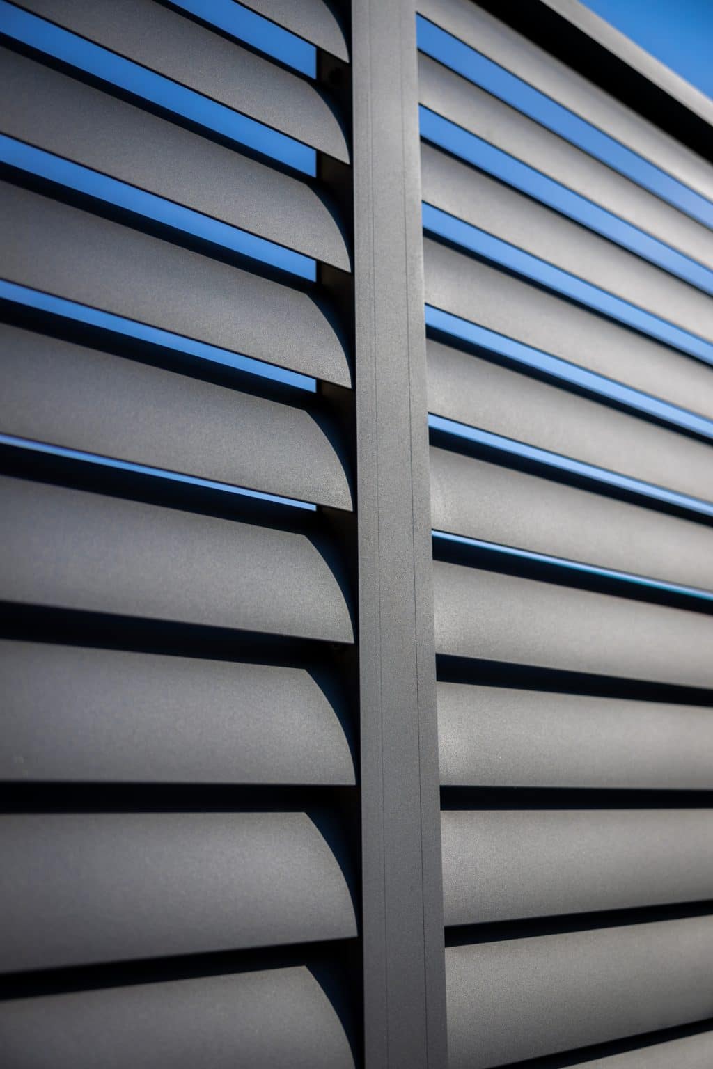 Detail hliníkové samonosné posuvné brány LAMARK | Motiv Pamplona | Šedá antracitová barva | Zděné sloupky