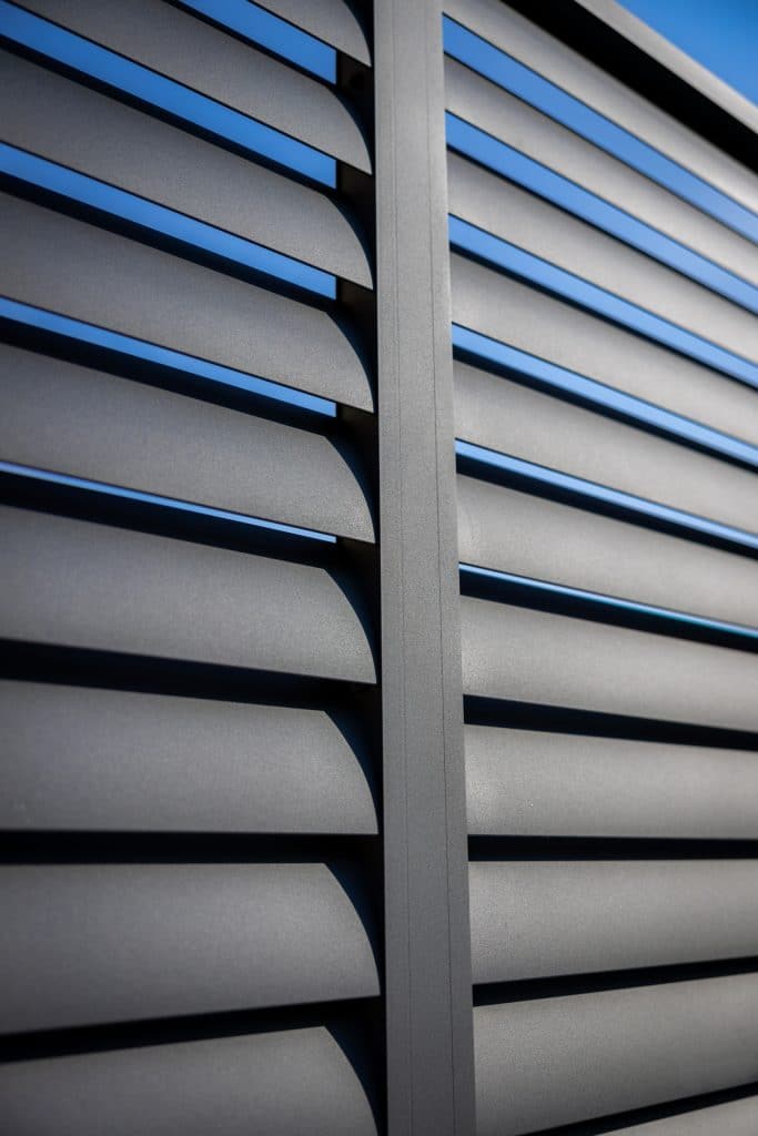 Detail hliníkové samonosné posuvné brány LAMARK | Motiv Pamplona | Šedá antracitová barva | Zděné sloupky