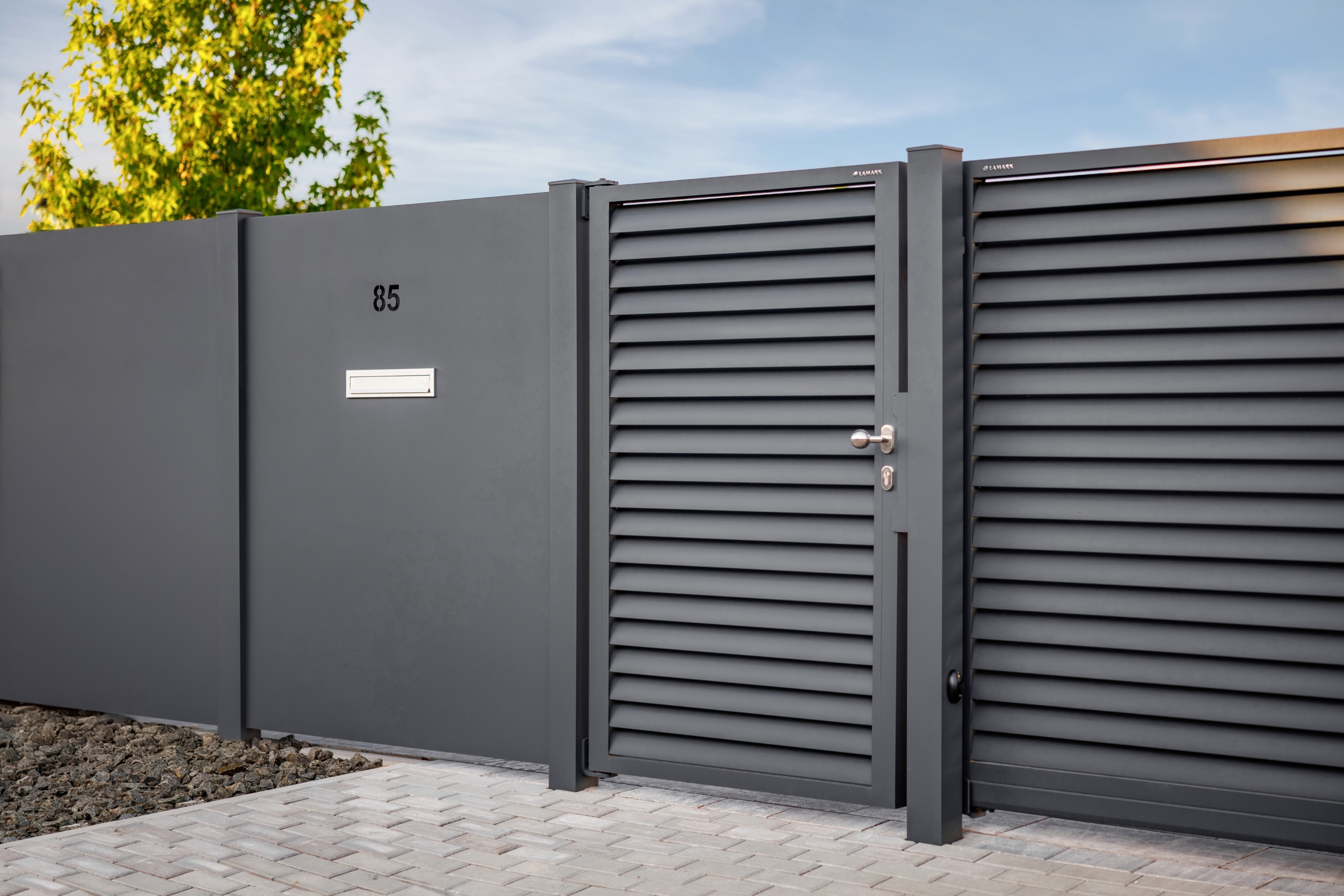 Hliníková branka a poštovní modul LAMARK | Motiv Viana | Šedá antracitová barva | Hliníkové sloupky