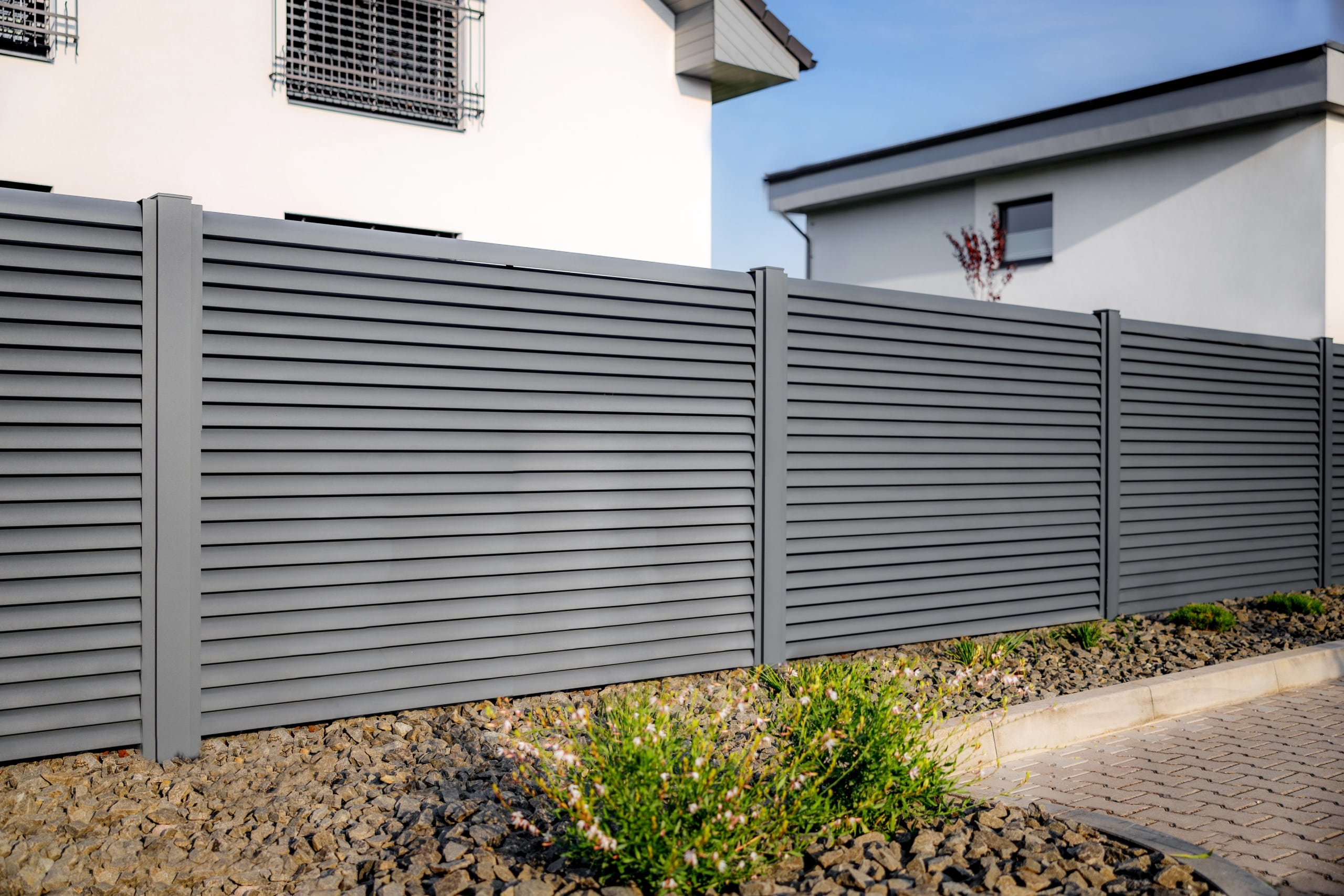 Hliníkový plot LAMARK | Motiv Viana | Šedá antracitová barva | Hliníkové sloupky | Poštovní modul