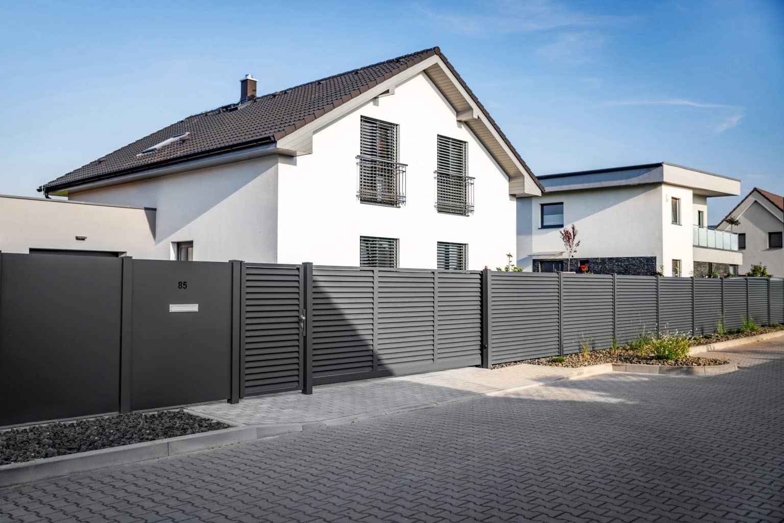 Hliníkový plot LAMARK | Motiv Viana | Šedá antracitová barva | Hliníkové sloupky | Poštovní modul