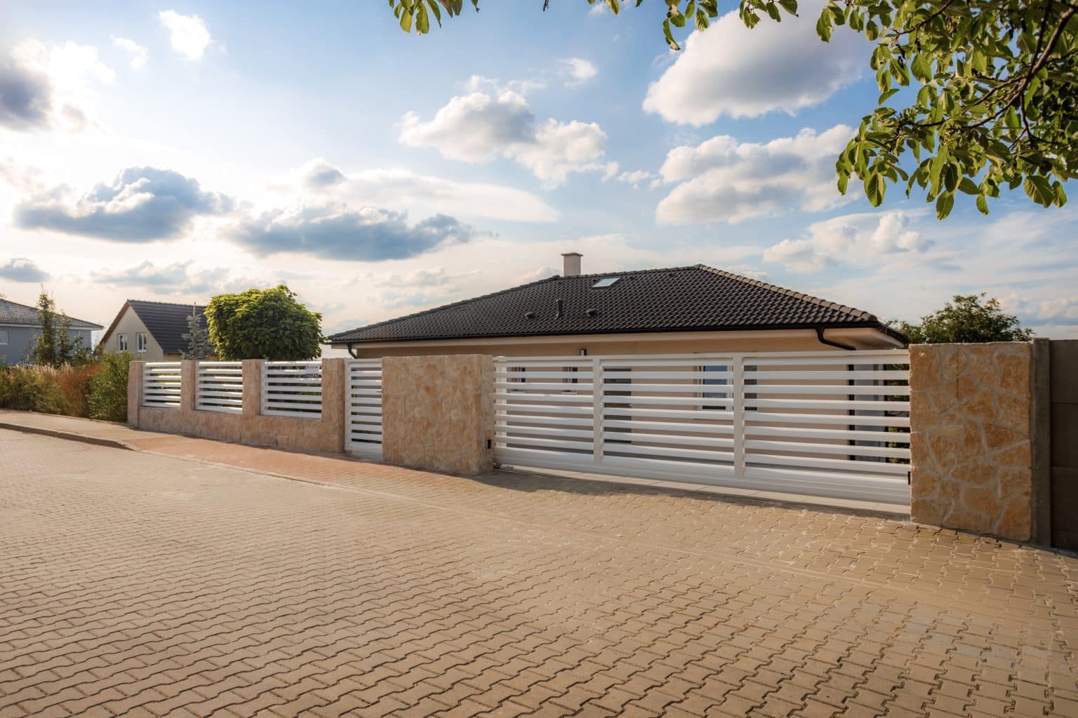 Hliníkové oplocení LAMARK | Motiv Viana Air | Bílá polární barva | Zděné sloupky