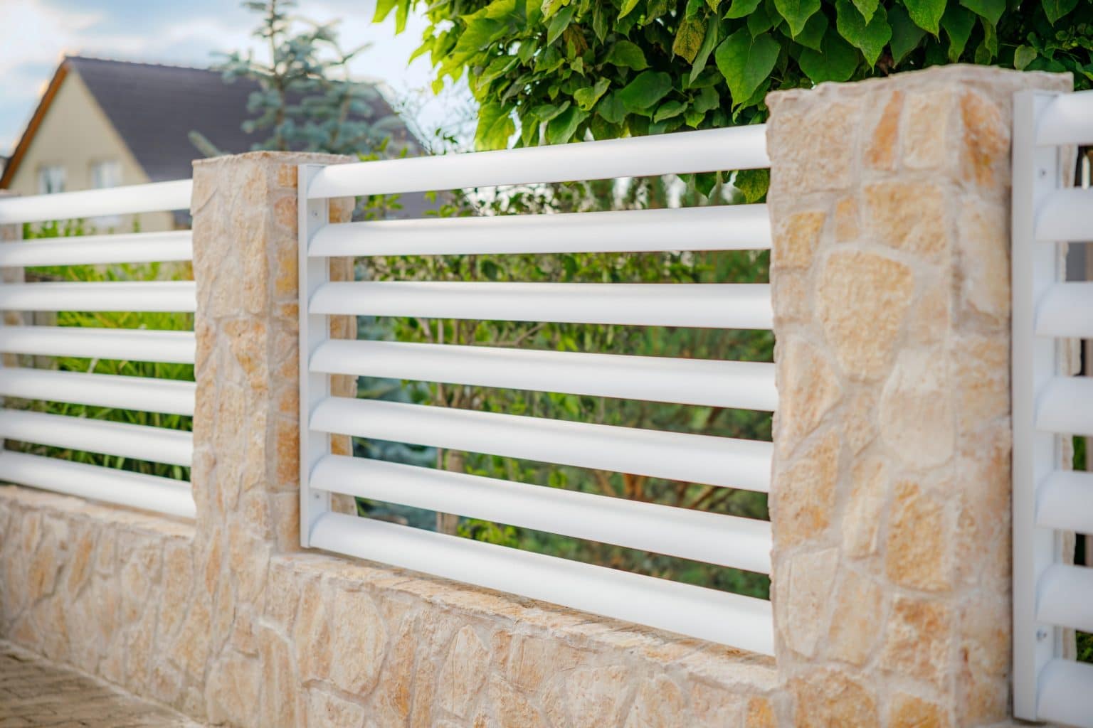 Hliníkový plot LAMARK | Motiv Viana Air | Bílá polární barva | Zděné sloupky