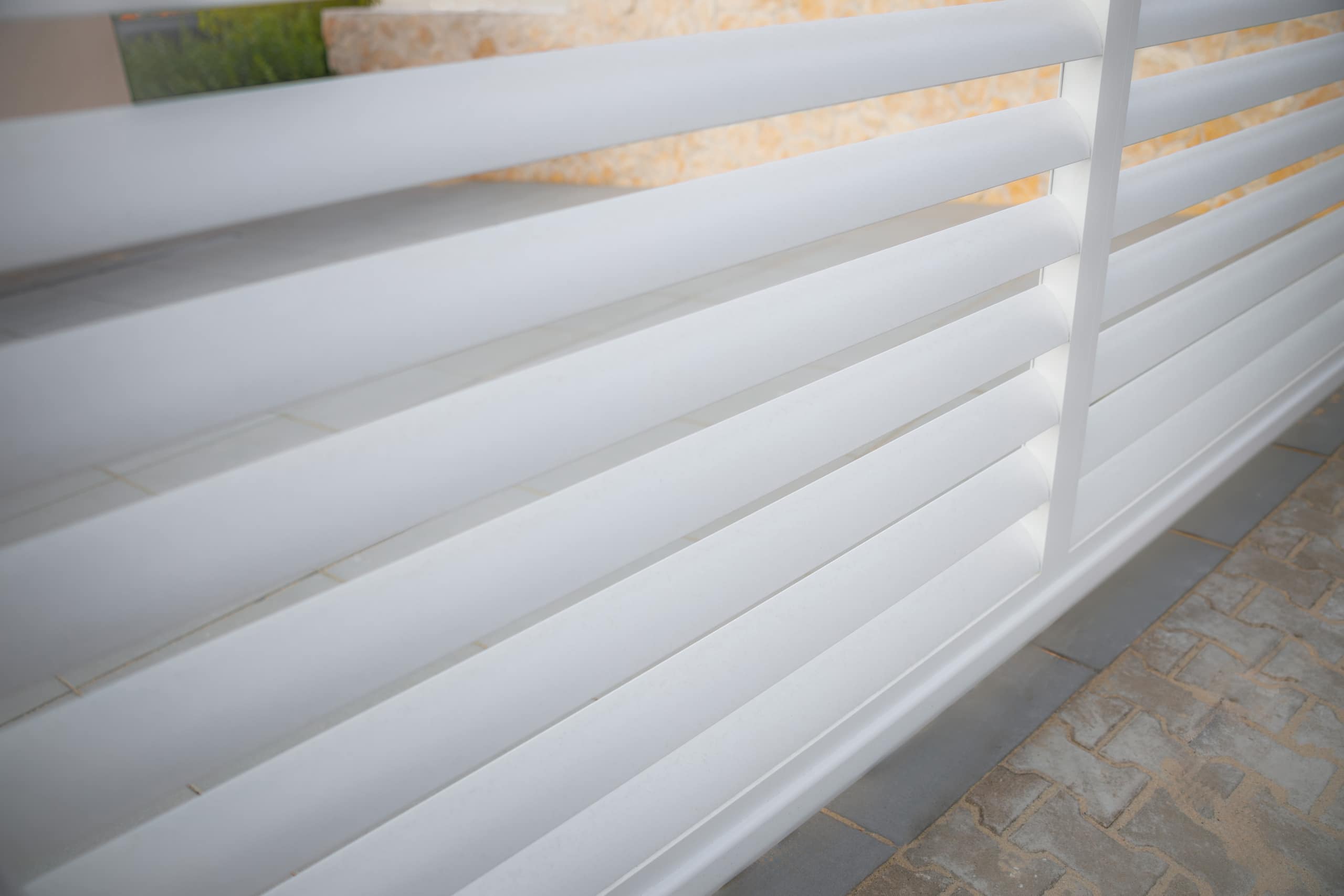 Hliníková samonosná posuvná brána LAMARK | Motiv Viana Air | Bílá polární barva | Zděné sloupky