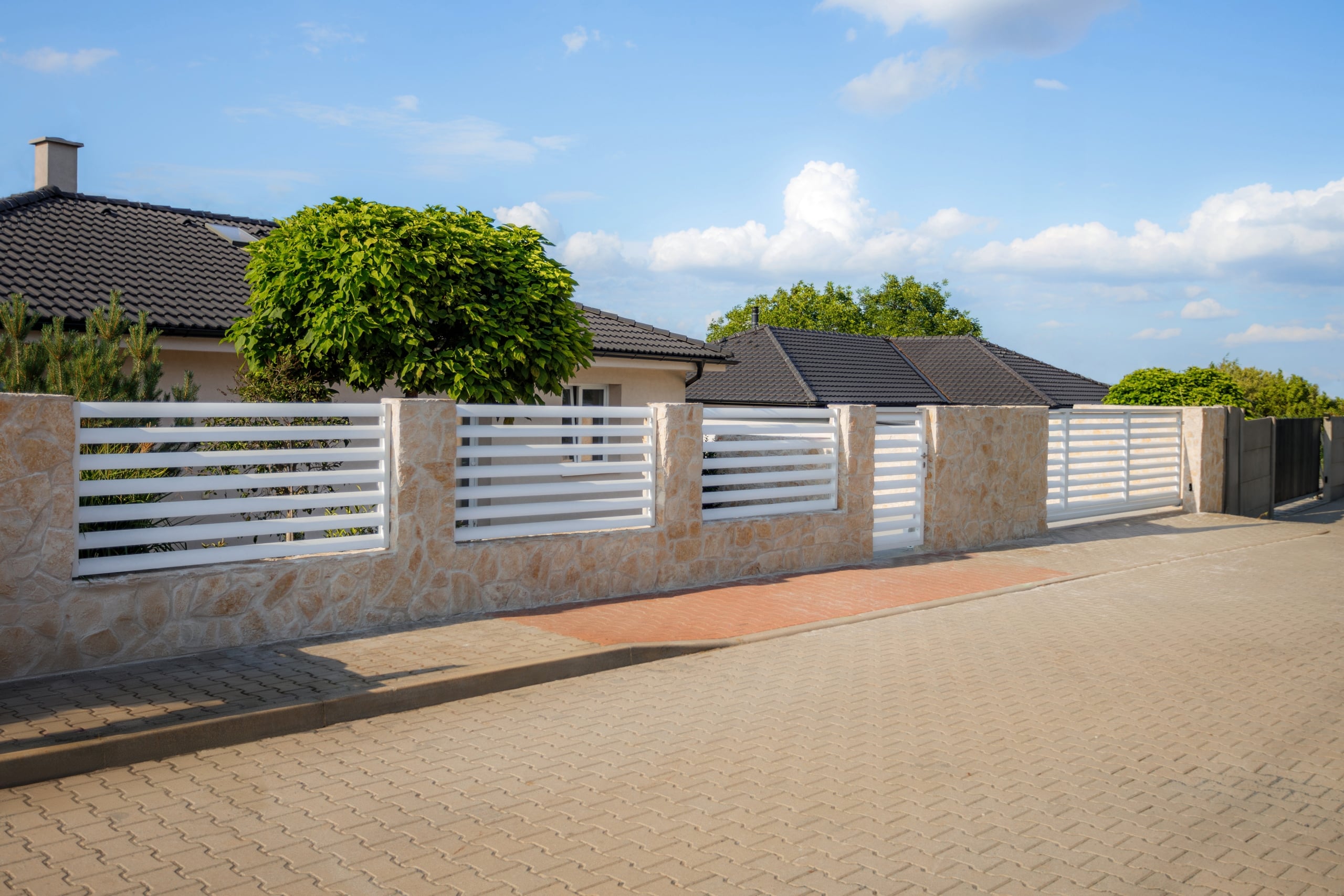 Hliníkové oplocení LAMARK | Motiv Viana Air | Bílá polární barva | Zděné sloupky