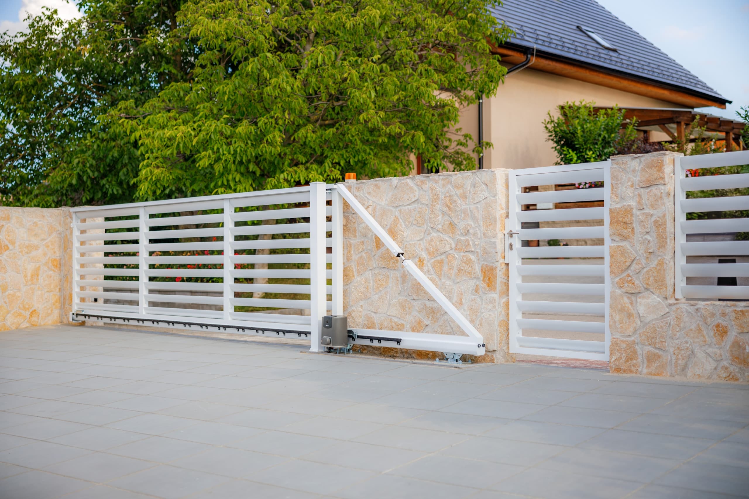 Hliníková posuvná brána a branka LAMARK | Motiv Viana Air | Bílá polární barva | Zděné sloupky