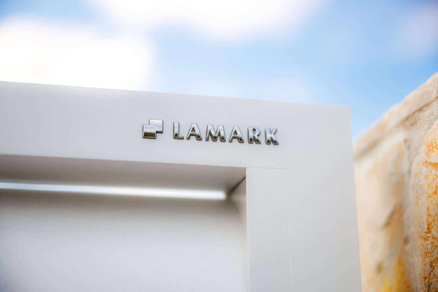 Detail loga LAMARK na hliníkové brance | Motiv Viana Air | Bílá polární barva | Zděné sloupky