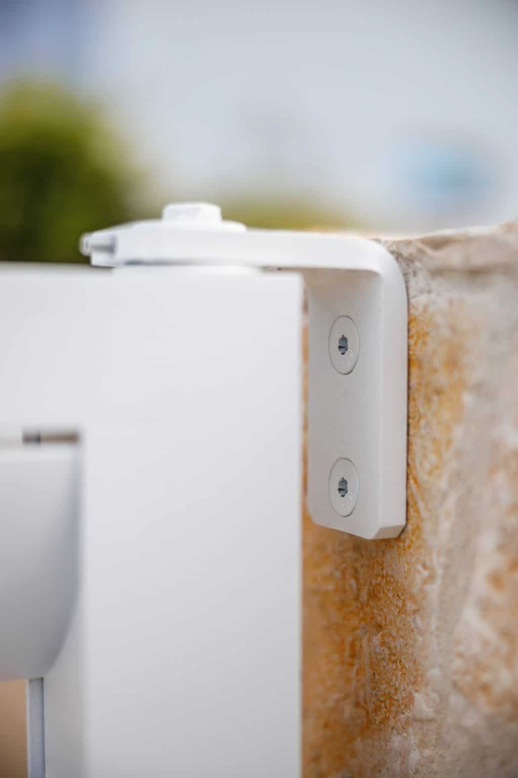 Detail spojení branky a sloupku | Hliníkový plot LAMARK | Motiv Viana Air | Bílá polární barva | Zděné sloupky