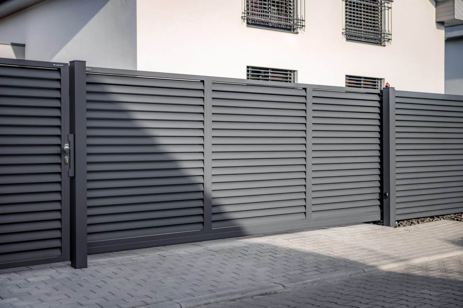 Hliníková samonosná posuvná brána LAMARK | Motiv Viana | Šedá antracitová barva | Hliníkové sloupky