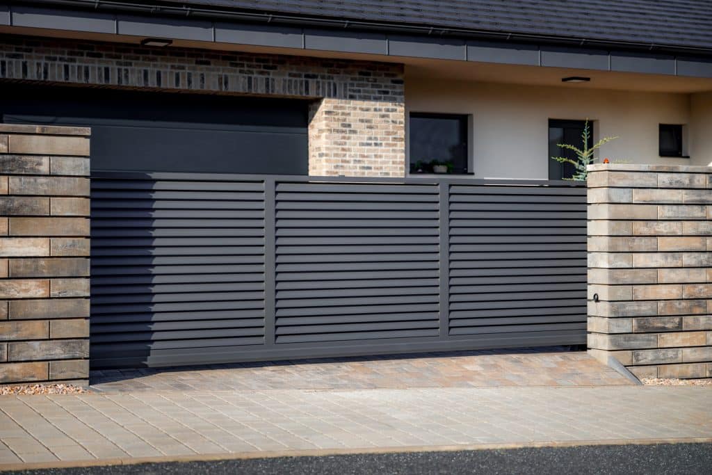 Hliníková samonosná posuvná brána LAMARK | Motiv Viana | Šedá antracitová barva