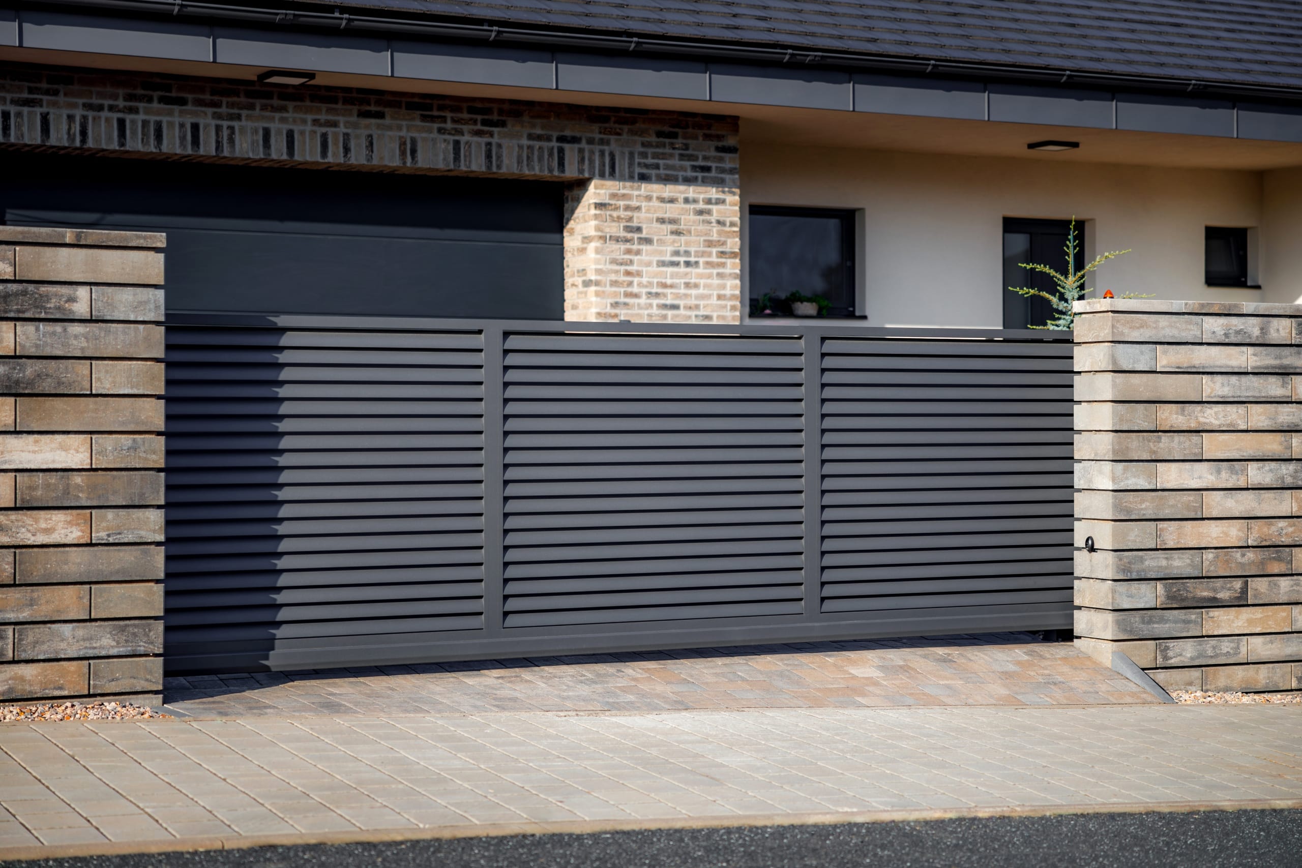 Hliníková samonosná posuvná brána LAMARK | Motiv Viana | Šedá antracitová barva