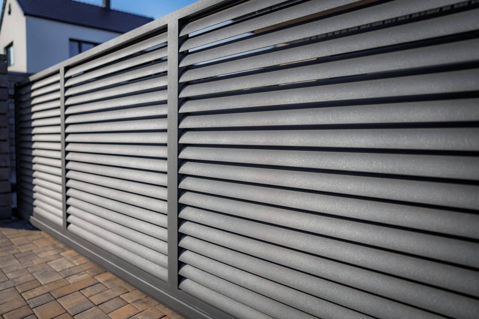 Hliníková samonosná posuvná brána LAMARK | Motiv Viana | Šedá antracitová barva