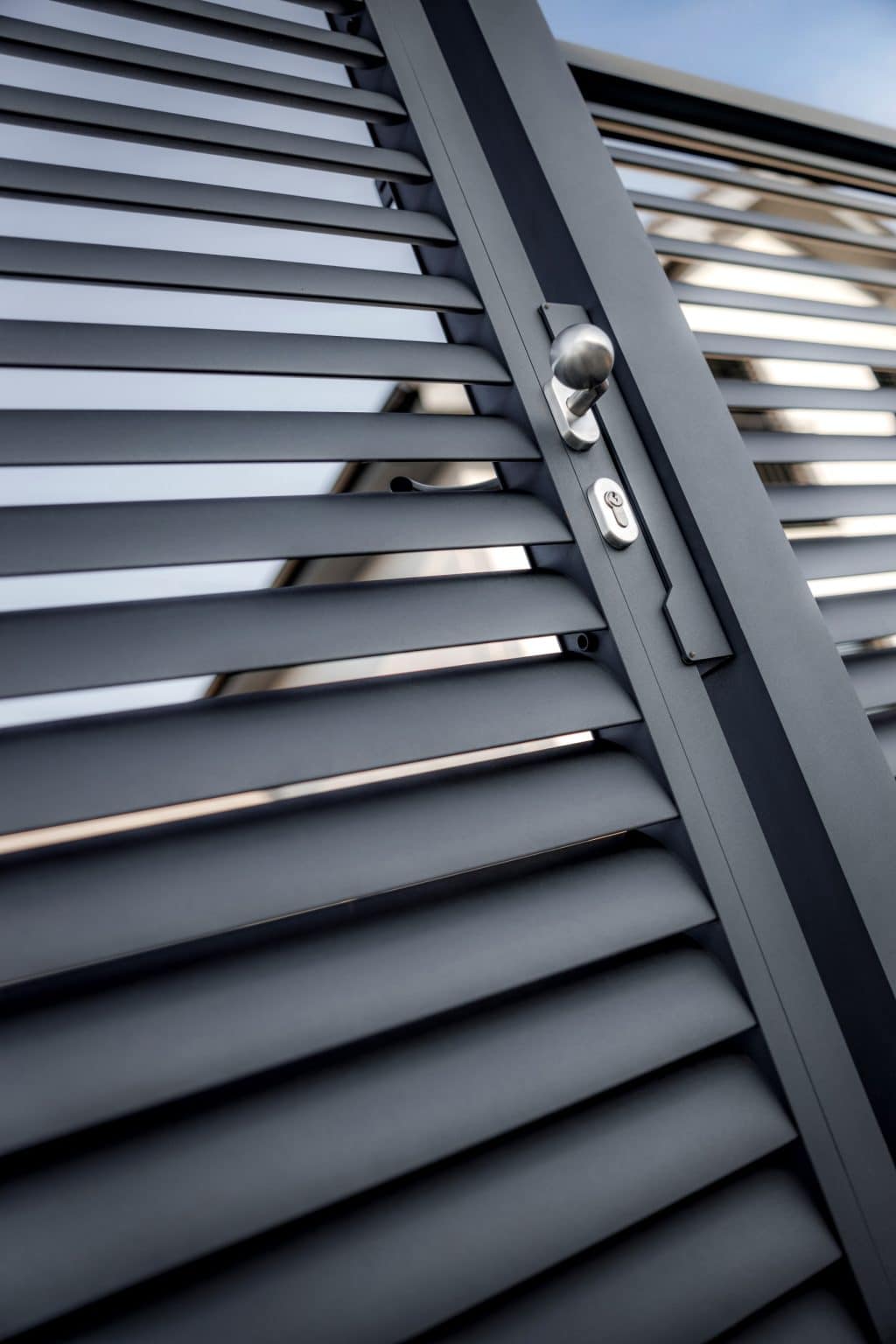 Detail hliníkové jednokřídlé branky LAMARK | Motiv Viana | Šedá antracitová barva | Hliníkové sloupky