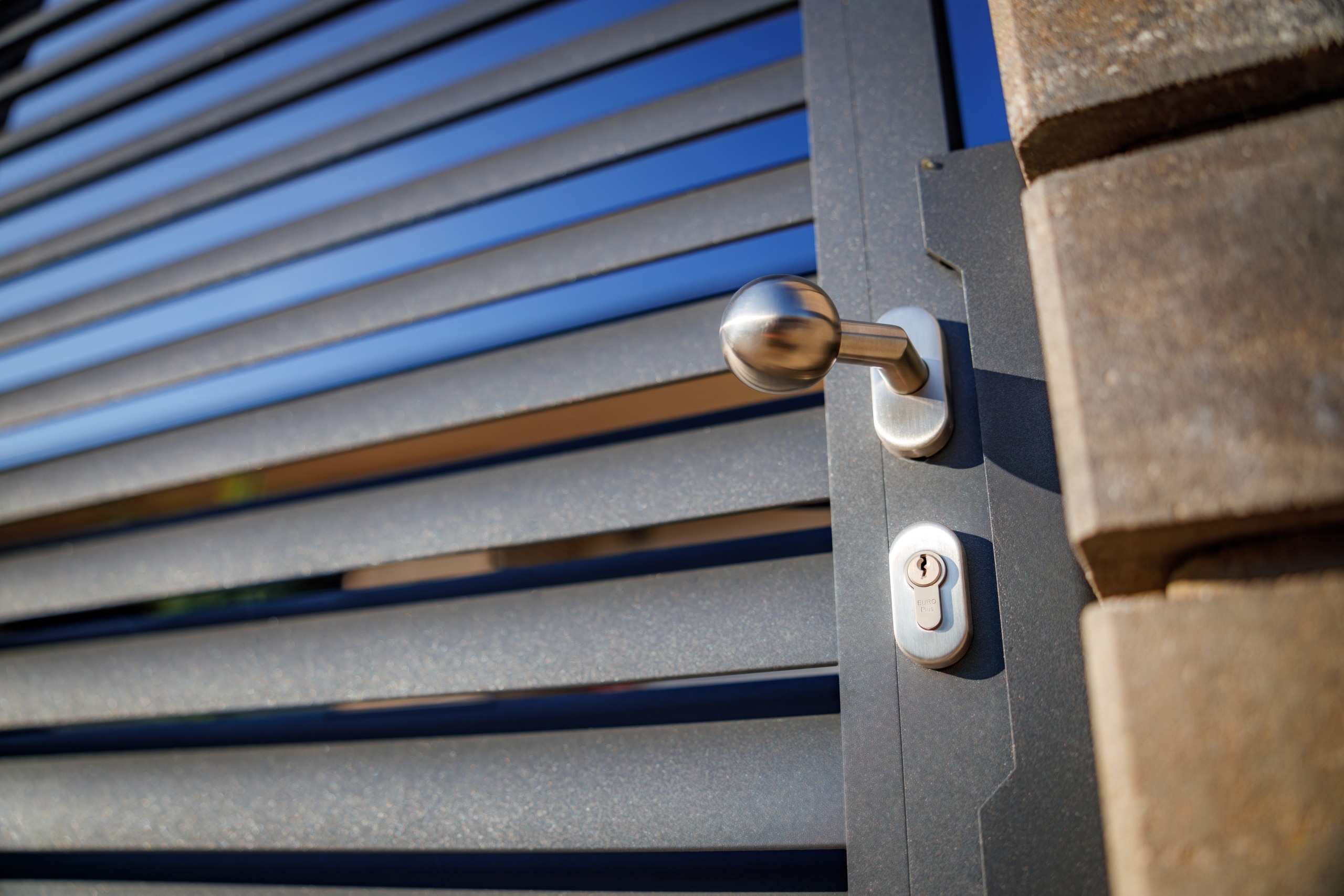 Detail kliky na hliníkové brance LAMARK | Motiv Viana | Šedá antracitová barva