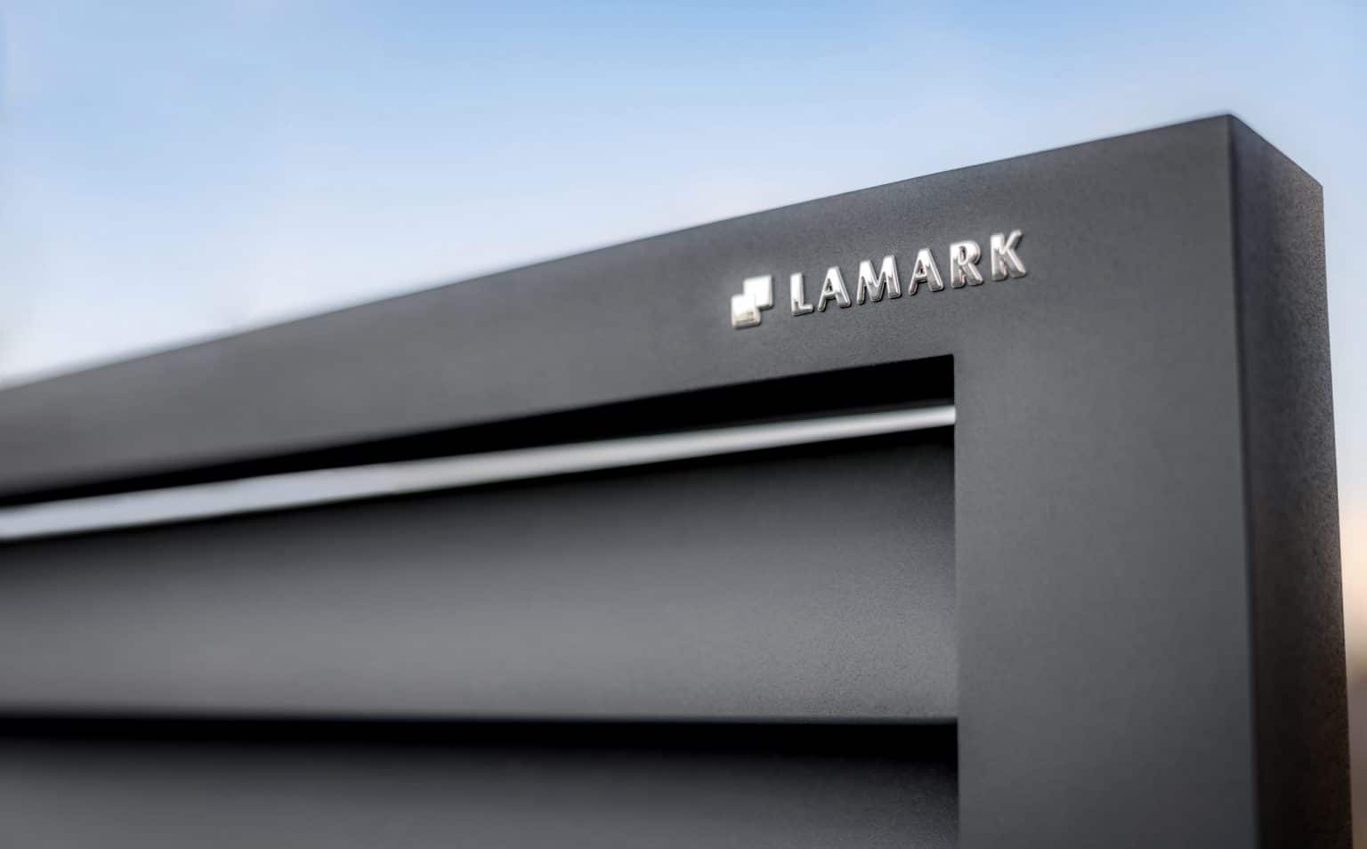 Detail loga LAMARK na hliníkové brance | Motiv Viana | Šedá antracitová barva | Hliníkové sloupky