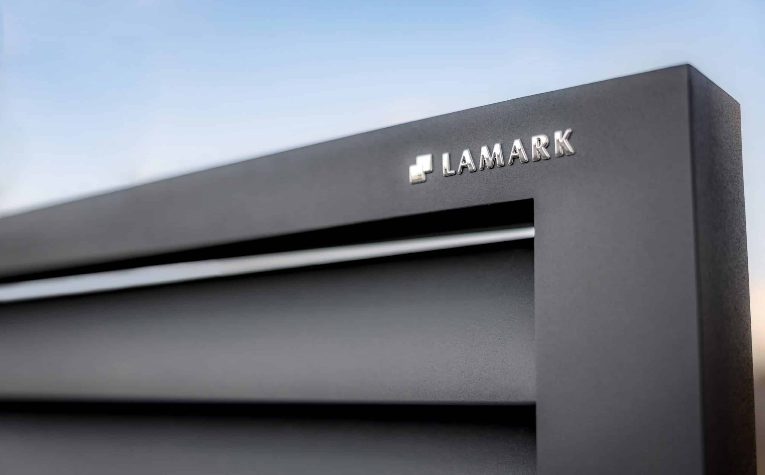 Detail loga LAMARK na hliníkové brance | Motiv Viana | Šedá antracitová barva | Hliníkové sloupky