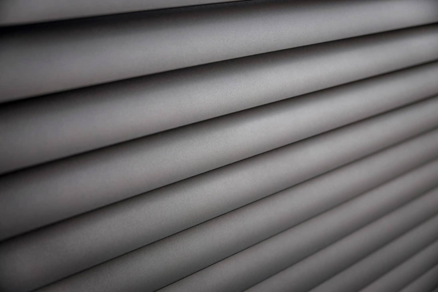 Detail motivu Viana na hliníkovém plotě LAMARK | Šedá antracitová barva | Hliníkové sloupky