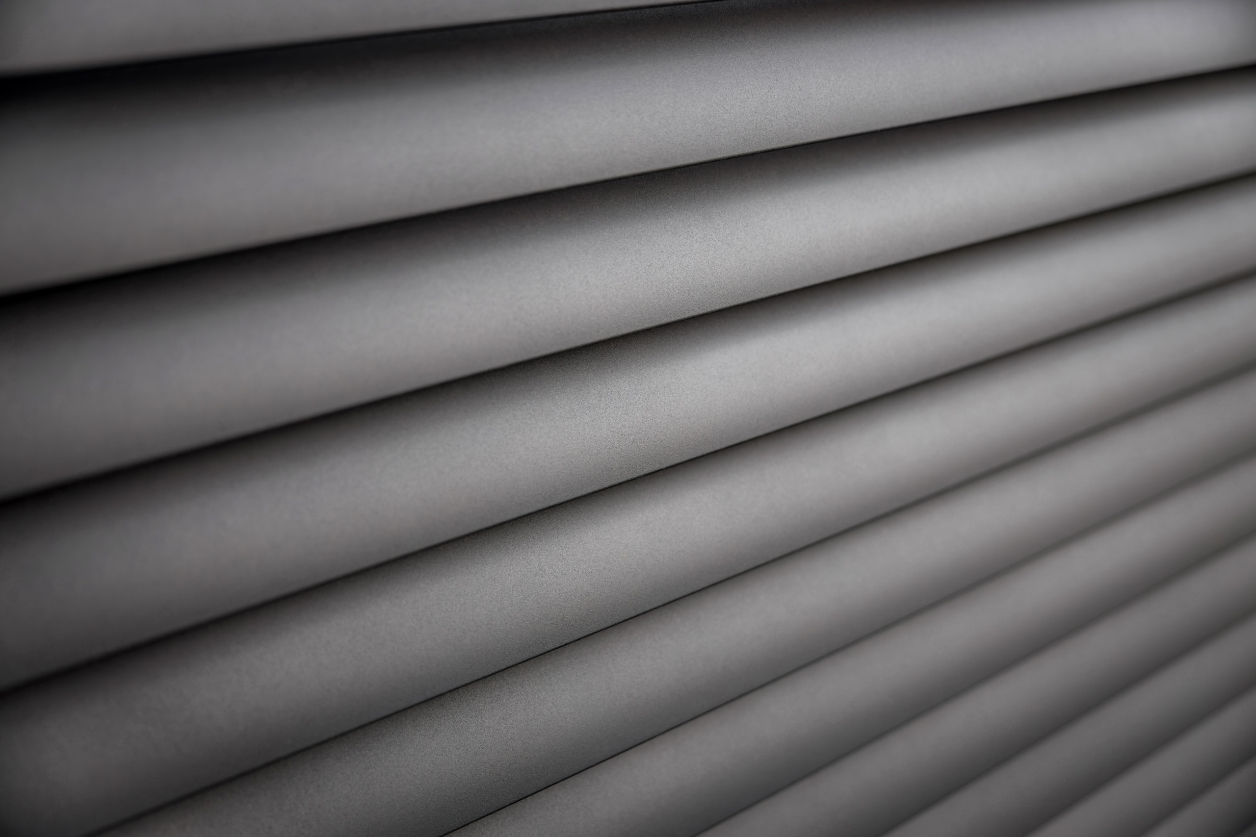 Detail motivu Viana na hliníkovém plotě LAMARK | Šedá antracitová barva | Hliníkové sloupky