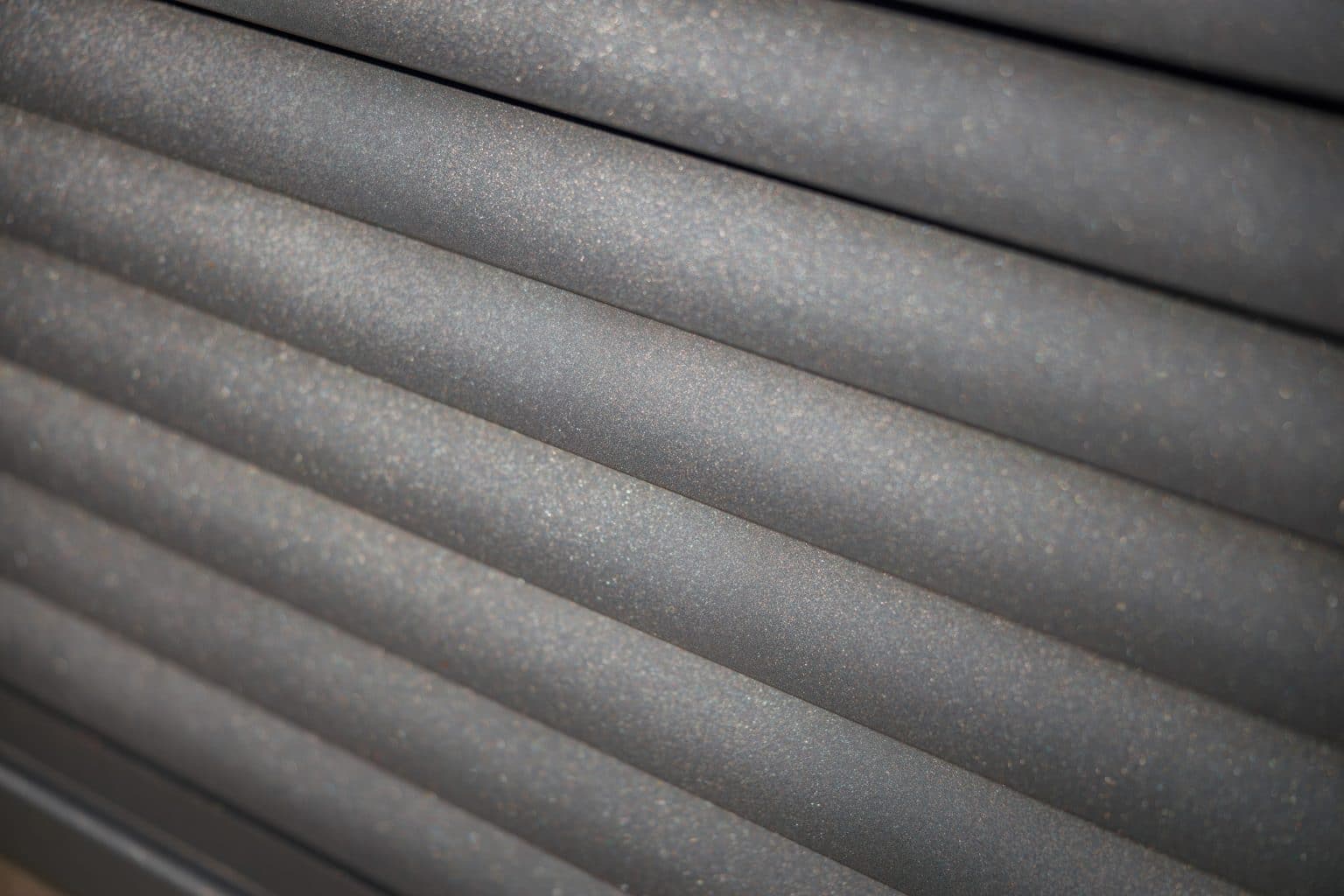 Detail motivu Viana na hliníkové brance LAMARK | Šedá antracitová barva