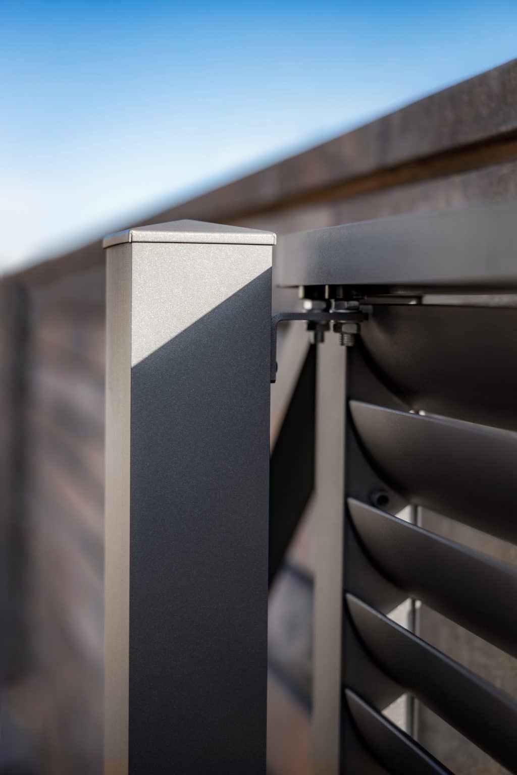 Detail sloupku hliníkové vjezdové brány LAMARK | Motiv Viana | Šedá antracitová barva