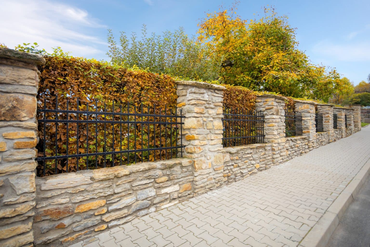 Kovaný plot LAMARK | Motiv Verona | Černá kovářská barva | Stříbrná patina | Svařované s nýty | Oklepávané provedení | Okované konce