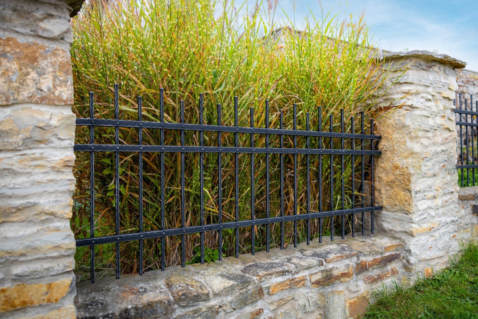 Kovaný plot LAMARK | Motiv Verona | Černá kovářská barva | Stříbrná patina | Svařované s nýty | Oklepávané provedení | Okované konce