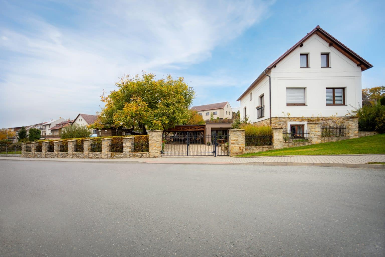 Kovaný plot LAMARK | Motiv Verona | Černá kovářská barva | Stříbrná patina | Svařované s nýty | Oklepávané provedení | Okované konce