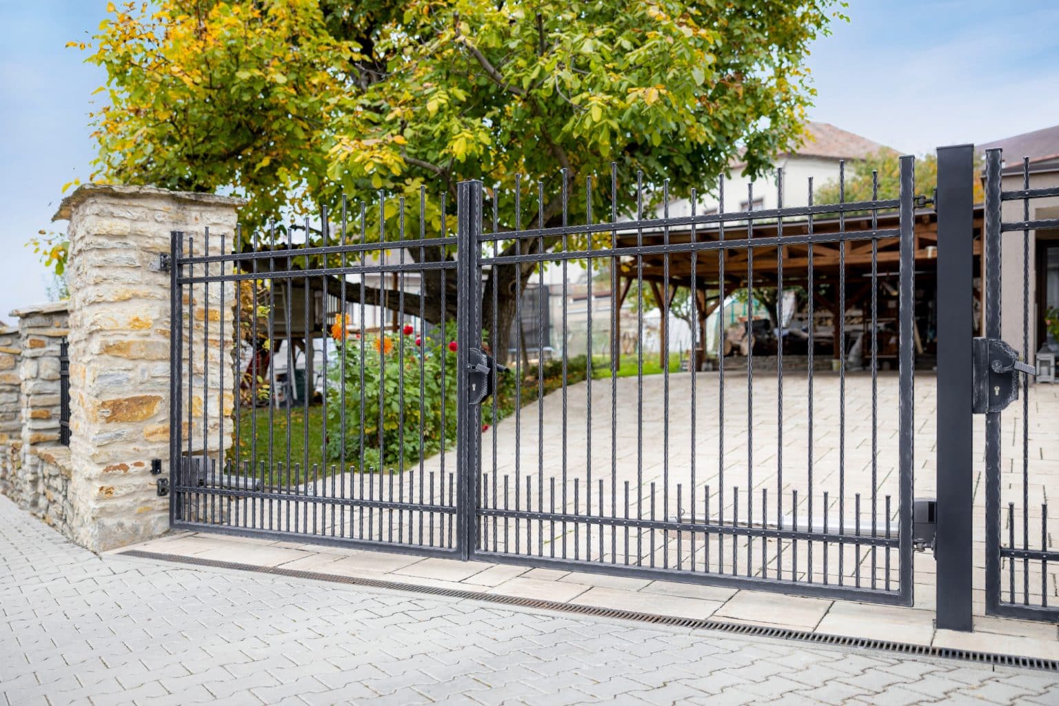 Kovaná otočná dvoukřídlá brána LAMARK | Motiv Verona | Černá kovářská barva | Stříbrná patina | Svařované s nýty | Oklepávané provedení | Okované konce