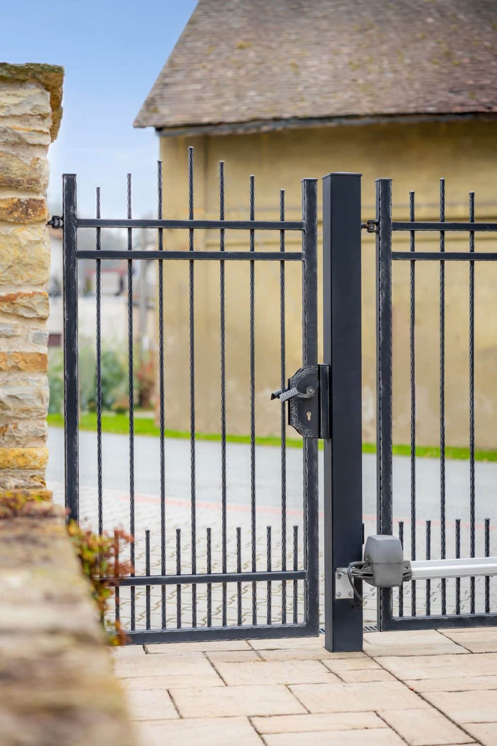 Kovaná jednokřídlá branka LAMARK | Motiv Verona | Černá kovářská barva | Stříbrná patina | Svařované s nýty | Oklepávané provedení | Okované konce