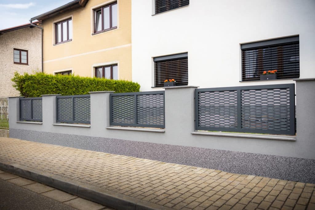 Tahokov plot LAMARK | Motiv Borneo | Šedá antracitová barva | Zděné sloupky