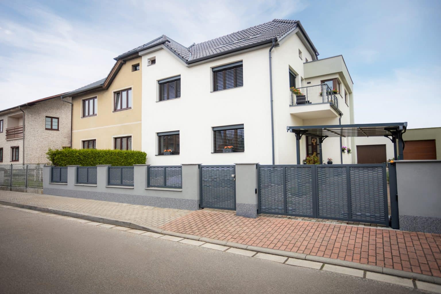 Tahokov plot LAMARK | Motiv Borneo | Šedá antracitová barva | Zděné sloupky