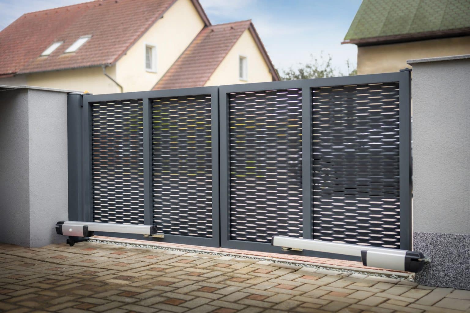 Otočná dvoukřídlá brána LAMARK z tahokovu | Motiv Borneo | Šedá antracitová barva | Zděné sloupky