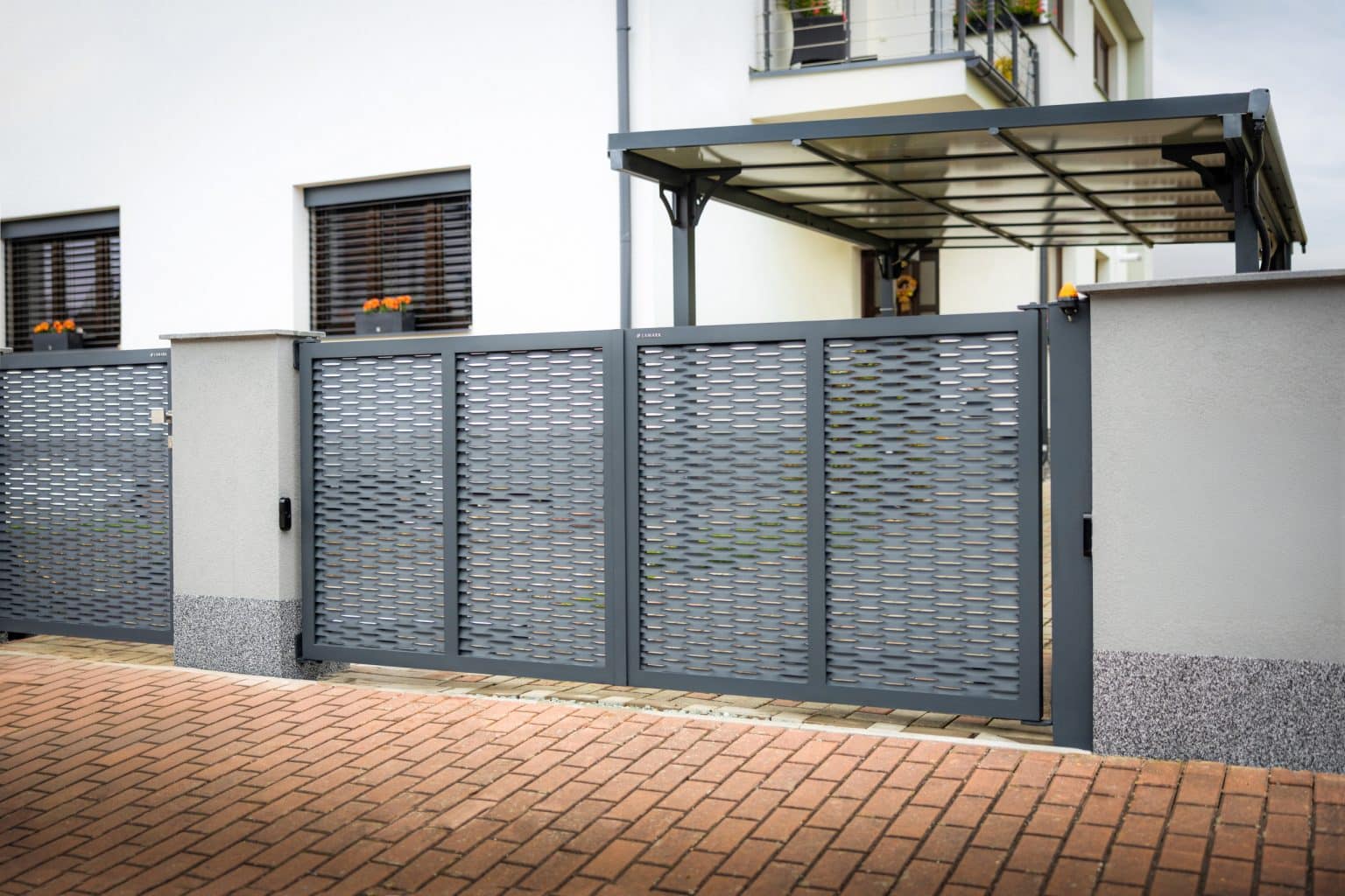 Otočná dvoukřídlá brána LAMARK z tahokovu | Motiv Borneo | Šedá antracitová barva | Zděné sloupky