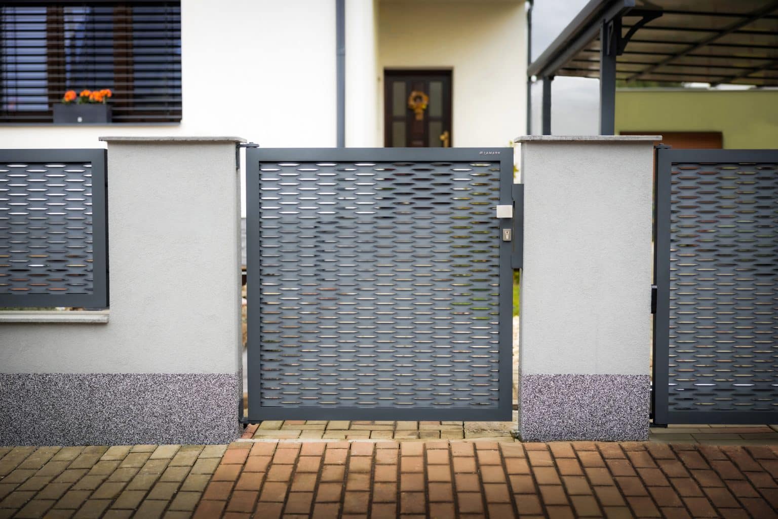 Jednokřídlá branka LAMARK z tahokovu | Motiv Borneo | Šedá antracitová barva | Zděné sloupky