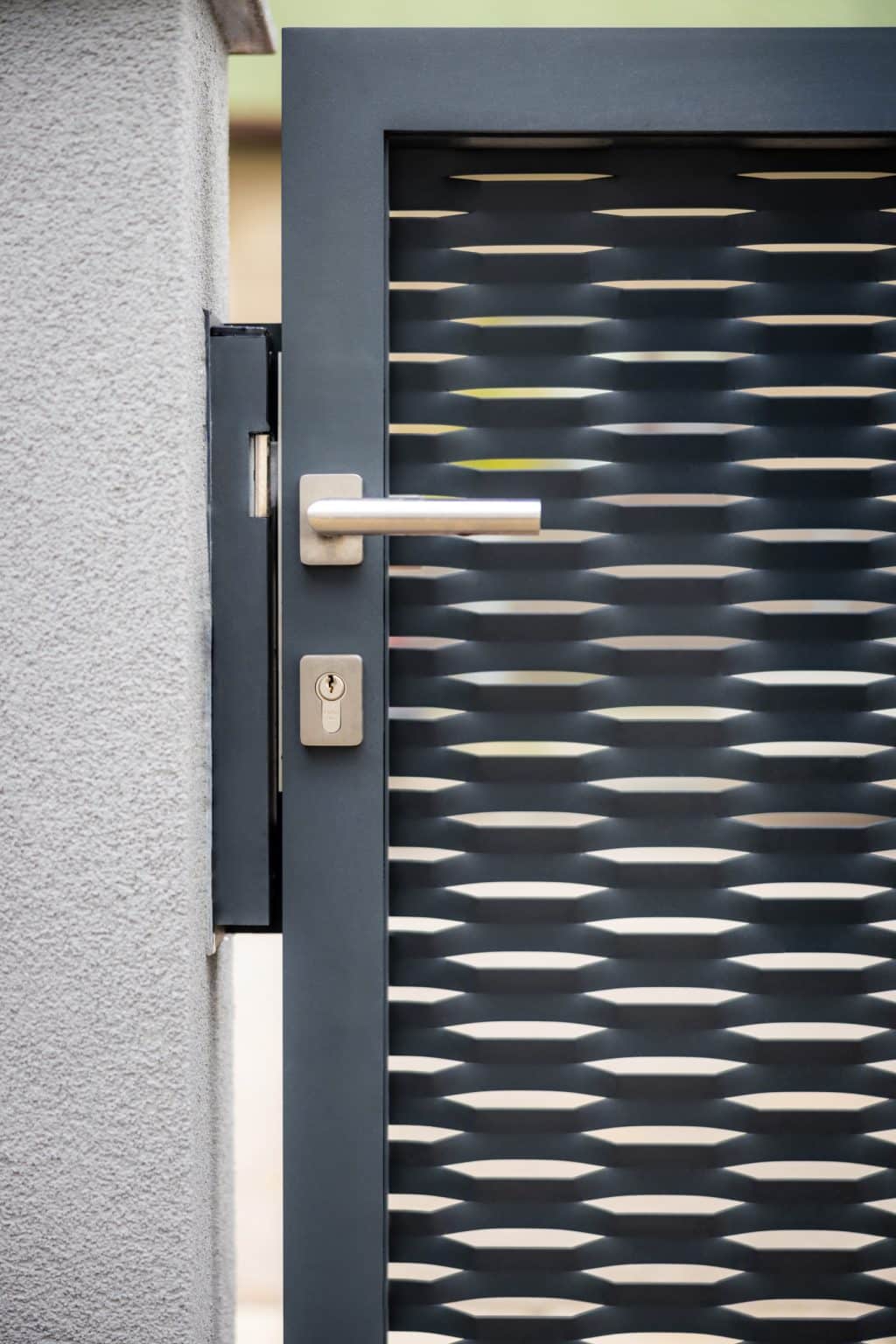 Detail kliky na brance LAMARK z tahokovu | Motiv Borneo | Šedá antracitová barva | Zděné sloupky