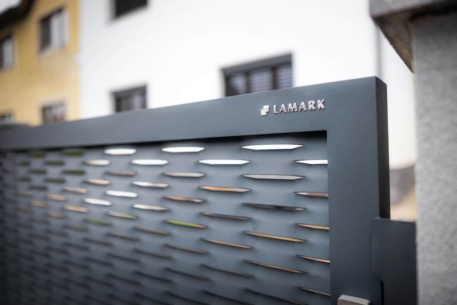 Detail loga LAMARK na brance z tahokovu | Motiv Borneo | Šedá antracitová barva | Zděné sloupky