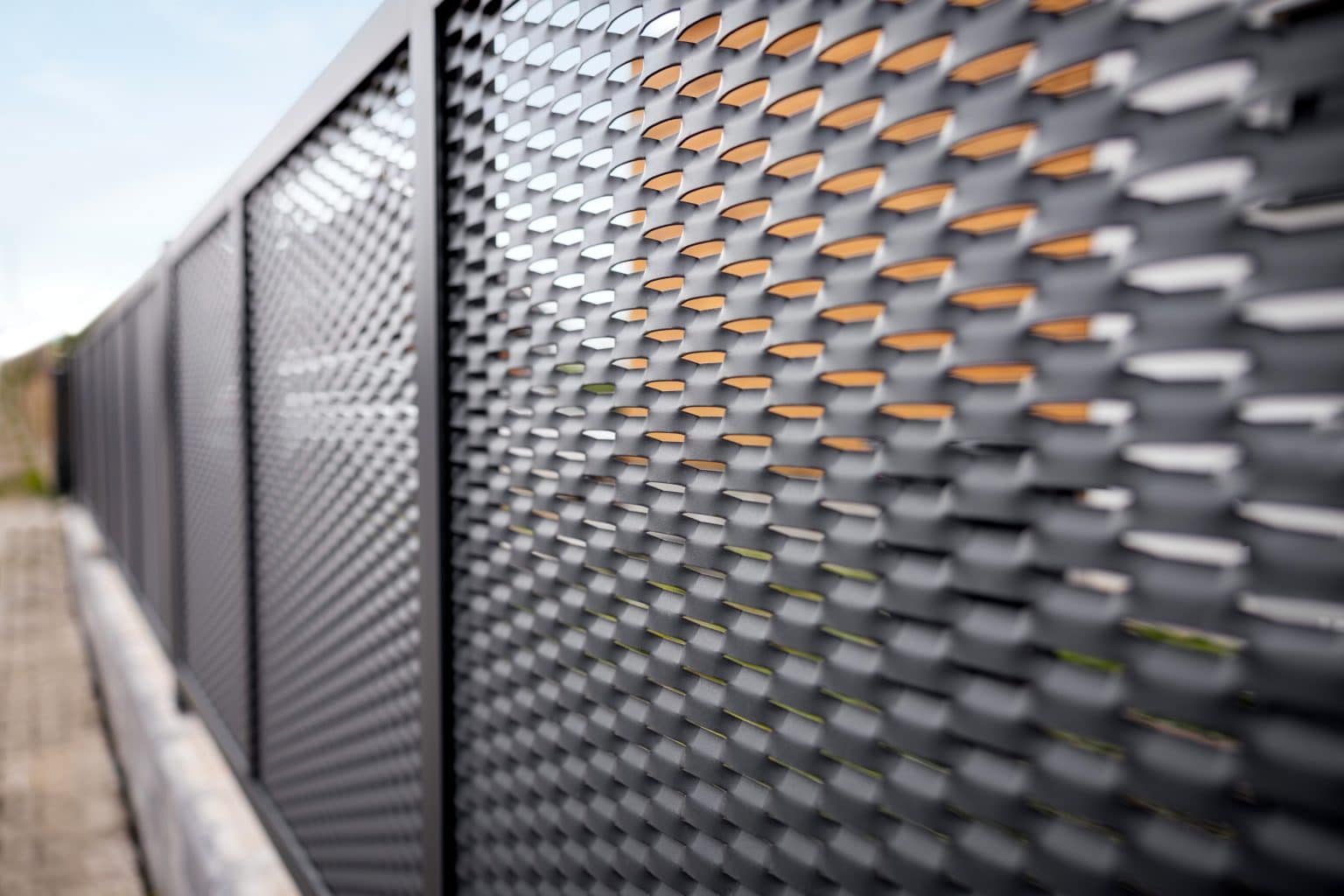 Detail motivu Madeira na tahokov plotě LAMARK | Šedá antracitová barva | Hliníkové sloupky