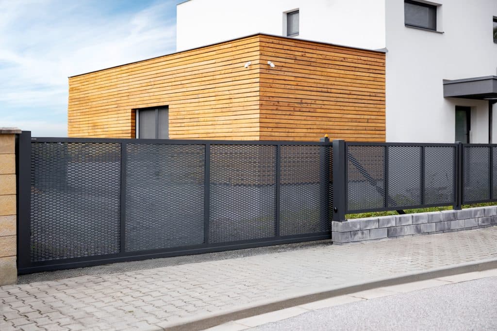 Samonosná posuvná brána LAMARK z tahokovu | Motiv Madeira | Šedá antracitová barva | Hliníkové sloupky