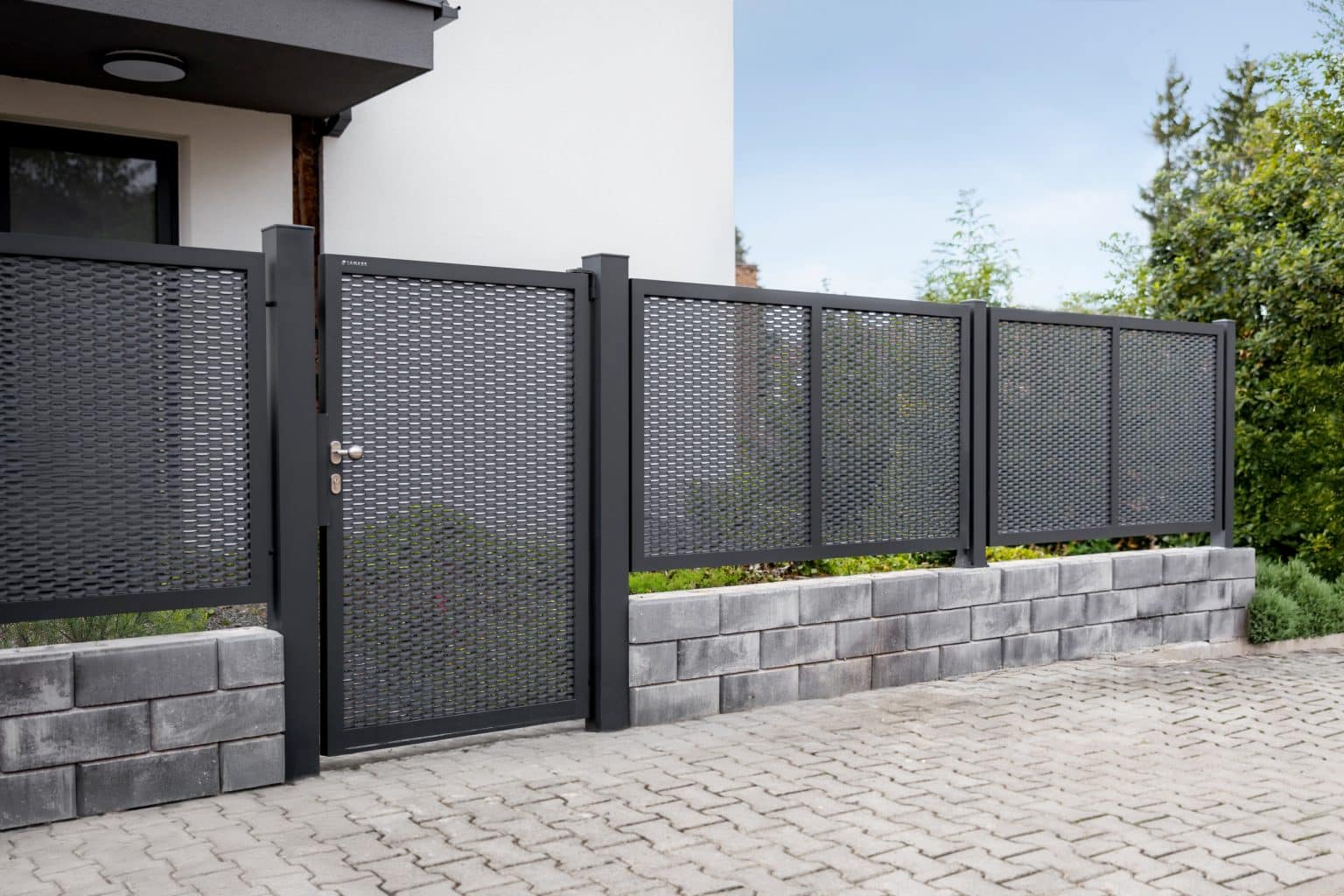 Jednokřídlá vchodová branka LAMARK z tahokovu | Tahokov plot LAMARK | Motiv Madeira | Šedá antracitová barva | Hliníkové sloupky