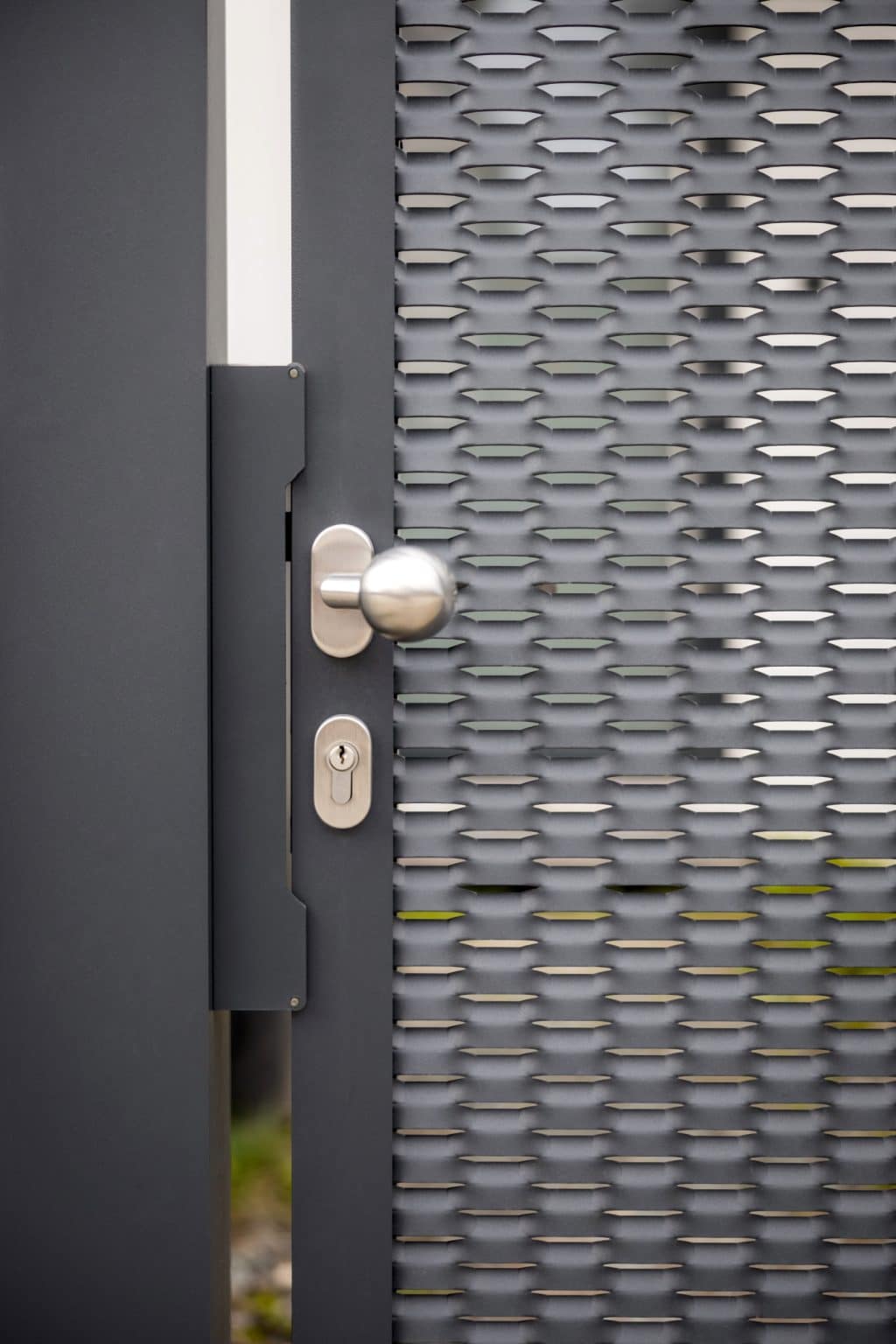 Detail kliky na brance LAMARK z tahokovu | Motiv Madeira | Šedá antracitová barva | Hliníkové sloupky