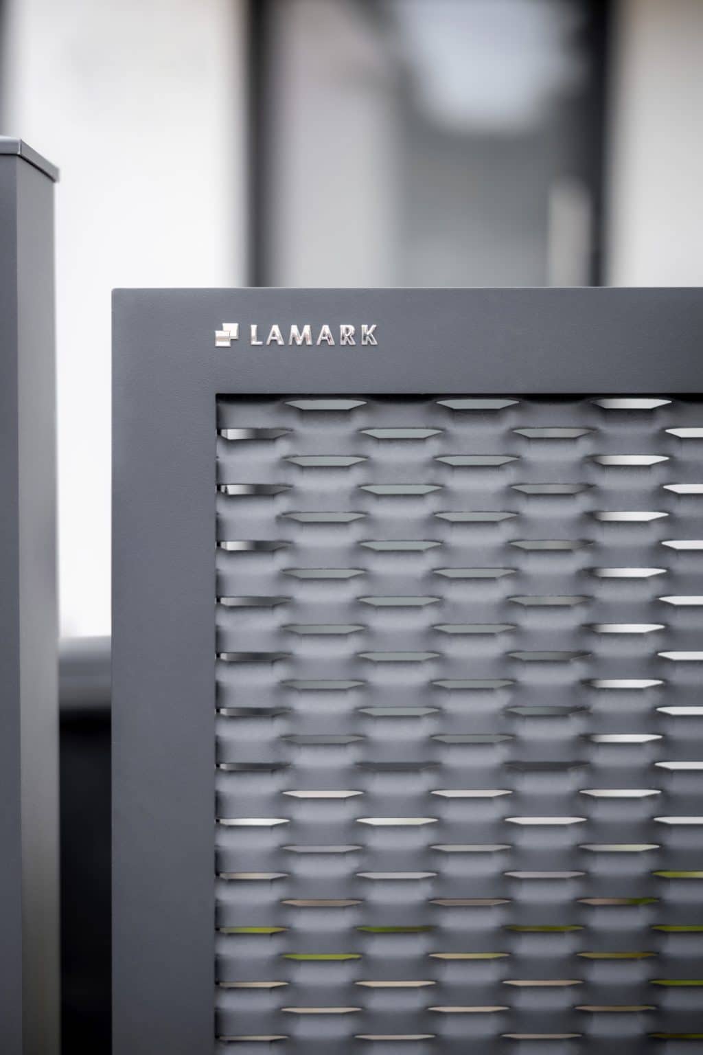 Detail loga LAMARK na brance z tahokovu | Motiv Madeira | Šedá antracitová barva | Hliníkové sloupky