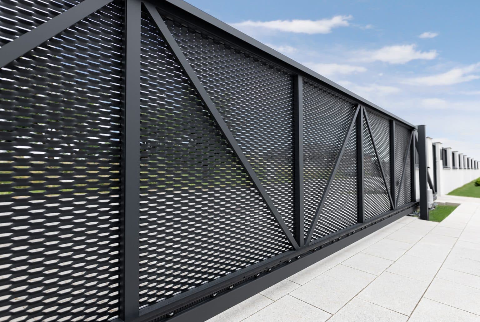 Samonosná posuvná brána LAMARK z tahokovu | Motiv Madeira | Šedá antracitová barva | Zděné sloupky | Nechanice